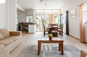 Living and dining area - El Sol: apartment with rooftop lounge access minutes from 5 Avenida (Playa del Carmen)