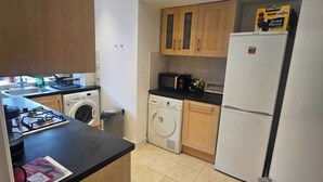 Fridge, microwave, oven, stovetop - House Sleeps 6 with WiFi and Garden (London)