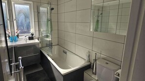 Hair dryer, towels - House Sleeps 6 with WiFi and Garden (London)
