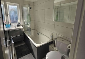 Bathroom - House Sleeps 6 with WiFi and Garden (London)