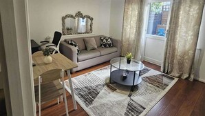 TV - House Sleeps 6 with WiFi and Garden (London)