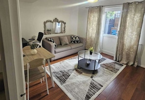Living area - House Sleeps 6 with WiFi and Garden (London)