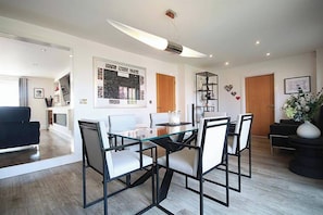 Dining - Sleeps10-FamilyFriendly-FreeParking-EnclosedGarden (Wilmslow)