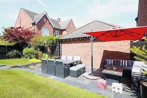 Outdoor dining - Sleeps10-FamilyFriendly-FreeParking-EnclosedGarden (Wilmslow)