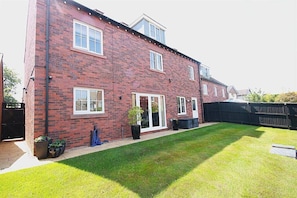 Exterior - Sleeps10-FamilyFriendly-FreeParking-EnclosedGarden (Wilmslow)