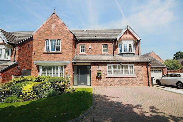 Exterior - Sleeps10-FamilyFriendly-FreeParking-EnclosedGarden (Wilmslow)
