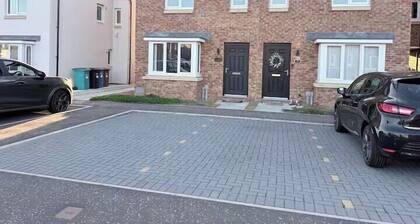 3-Bed House, Sleeps 7 with Parking & Garden