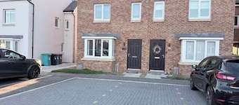 3-Bed House, Sleeps 7 with Parking & Garden