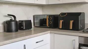 Coffee/tea maker, fridge, microwave, oven