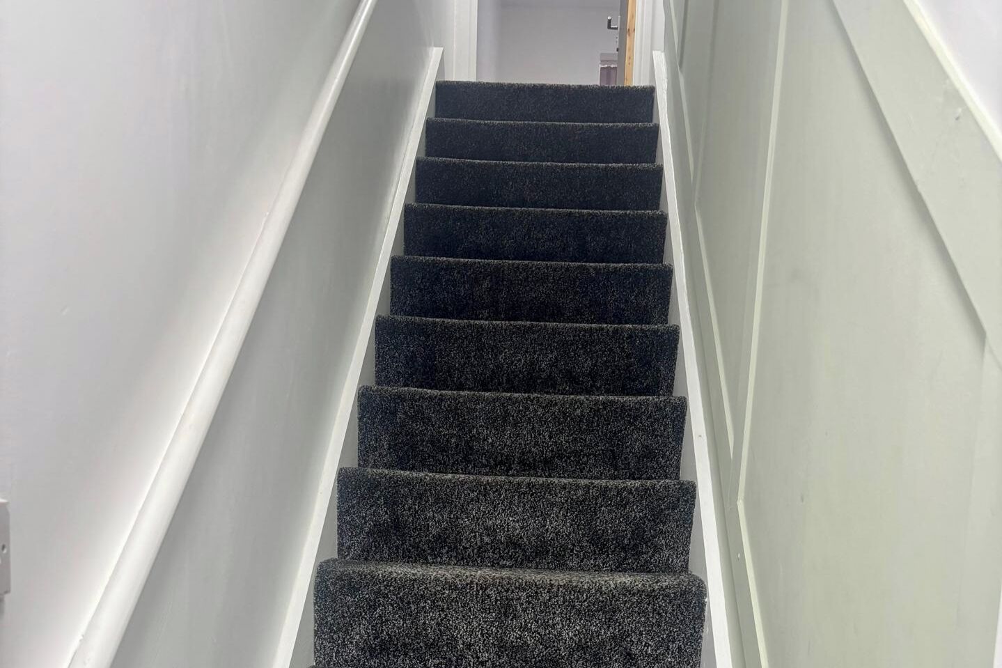 Eine Treppe mit Teppichstufen, die nach oben führen.
