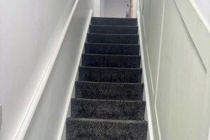 Eine Treppe mit Teppichstufen, die nach oben führen.