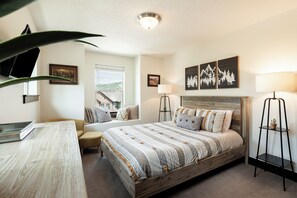 A bedroom with a bed, bedside tables, a desk, and a window with a view. - Private Backyard & Hot Tub | Minutes to Deer Valley, Jordanelle & Park City (Kamas)