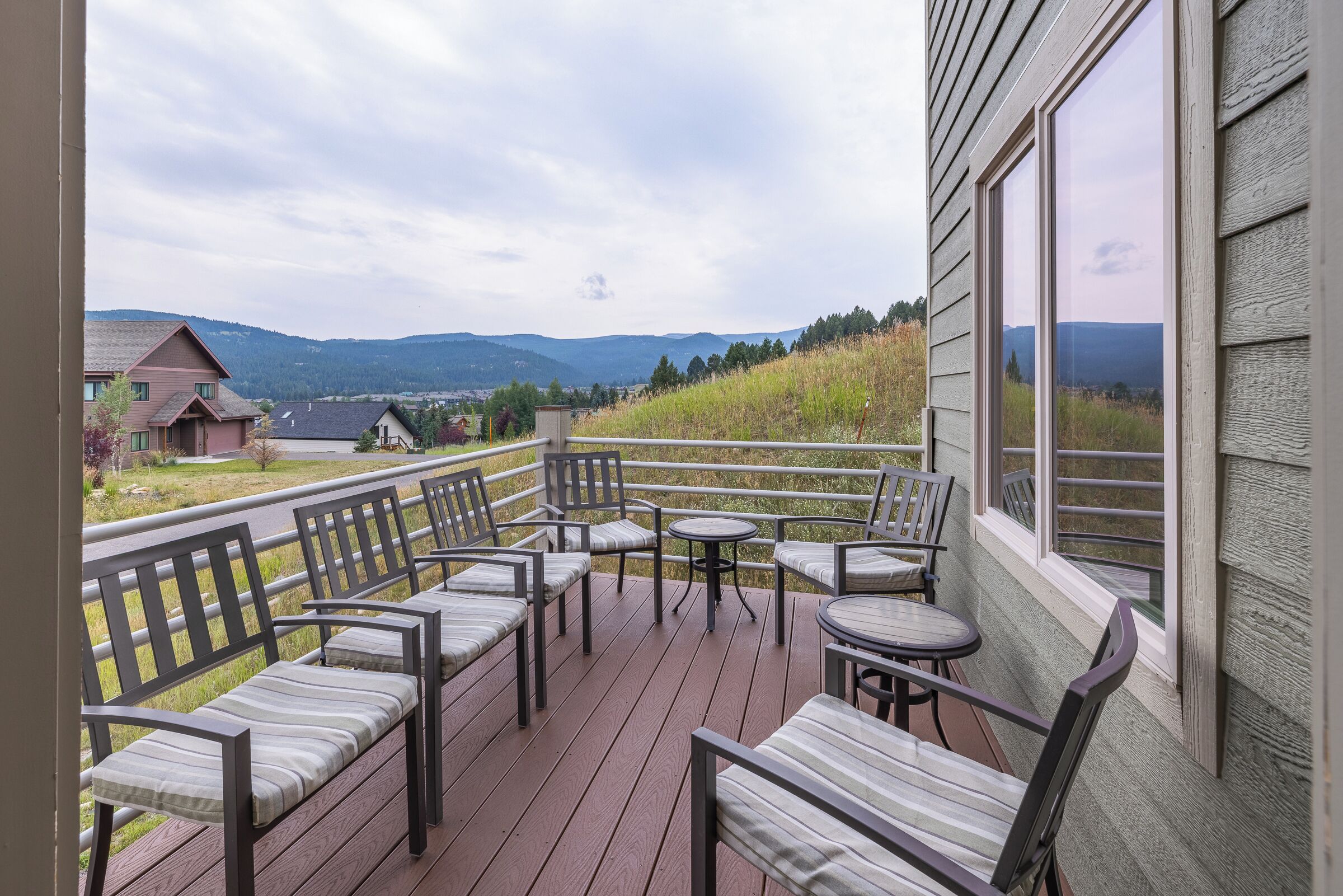 Una terrazza con posti a sedere all'aperto e vista su un paesaggio collinare.