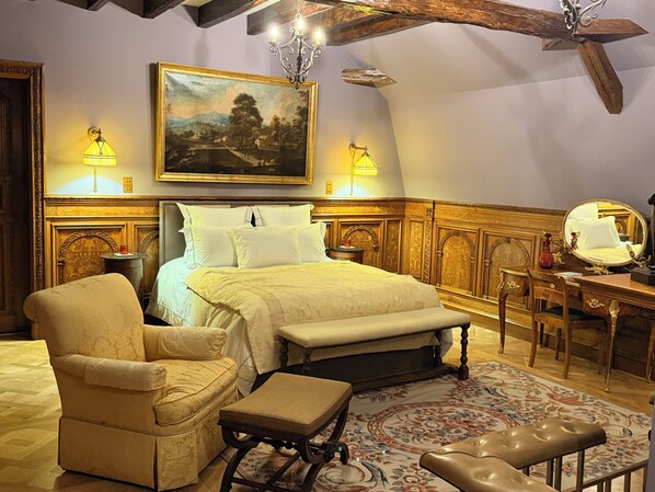 Room - Vrbo Property (Saint-Lactencin)
