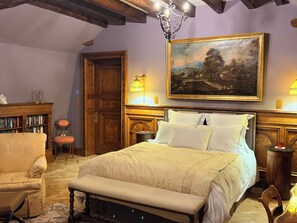 Room - Vrbo Property (Saint-Lactencin)