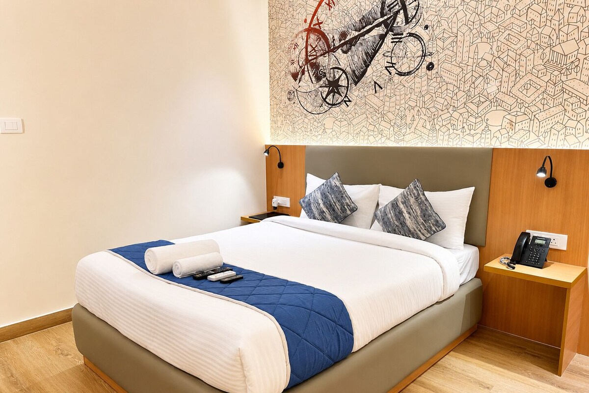 Deluxe Double Room, 1 Queen Bed | In-room safe, desk, laptop workspace, blackout curtains