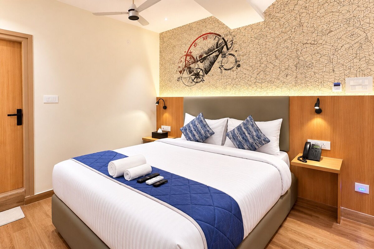 Kamar Double Deluks, 1 Tempat Tidur Queen | Brankas, meja kerja, ruang kerja ramah laptop, dan tirai kedap cahaya