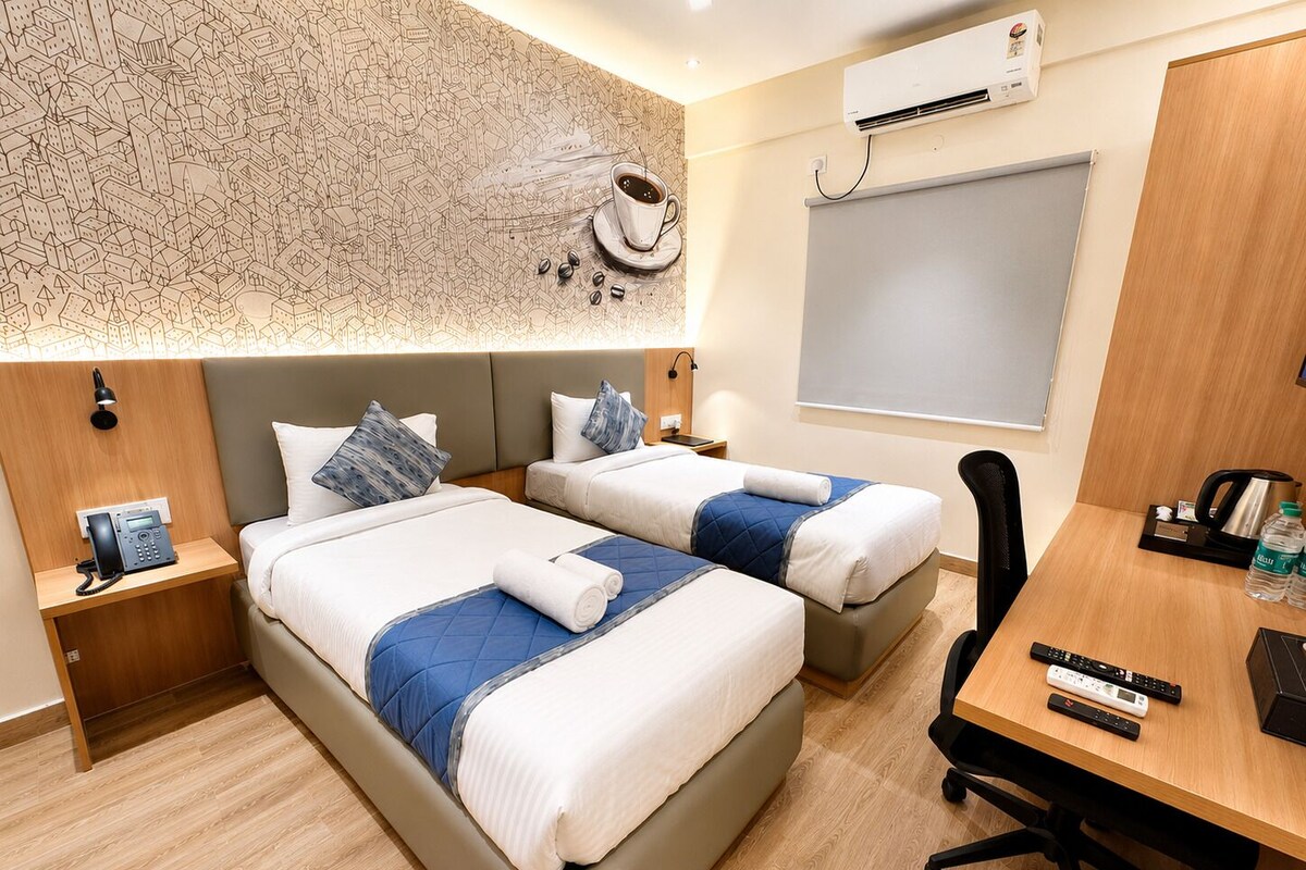 Kamar Double atau Twin Eksekutif | Brankas, meja kerja, ruang kerja ramah laptop, dan tirai kedap cahaya