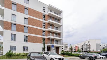 Un immeuble résidentiel à plusieurs étages doté d’un espace de stationnement.