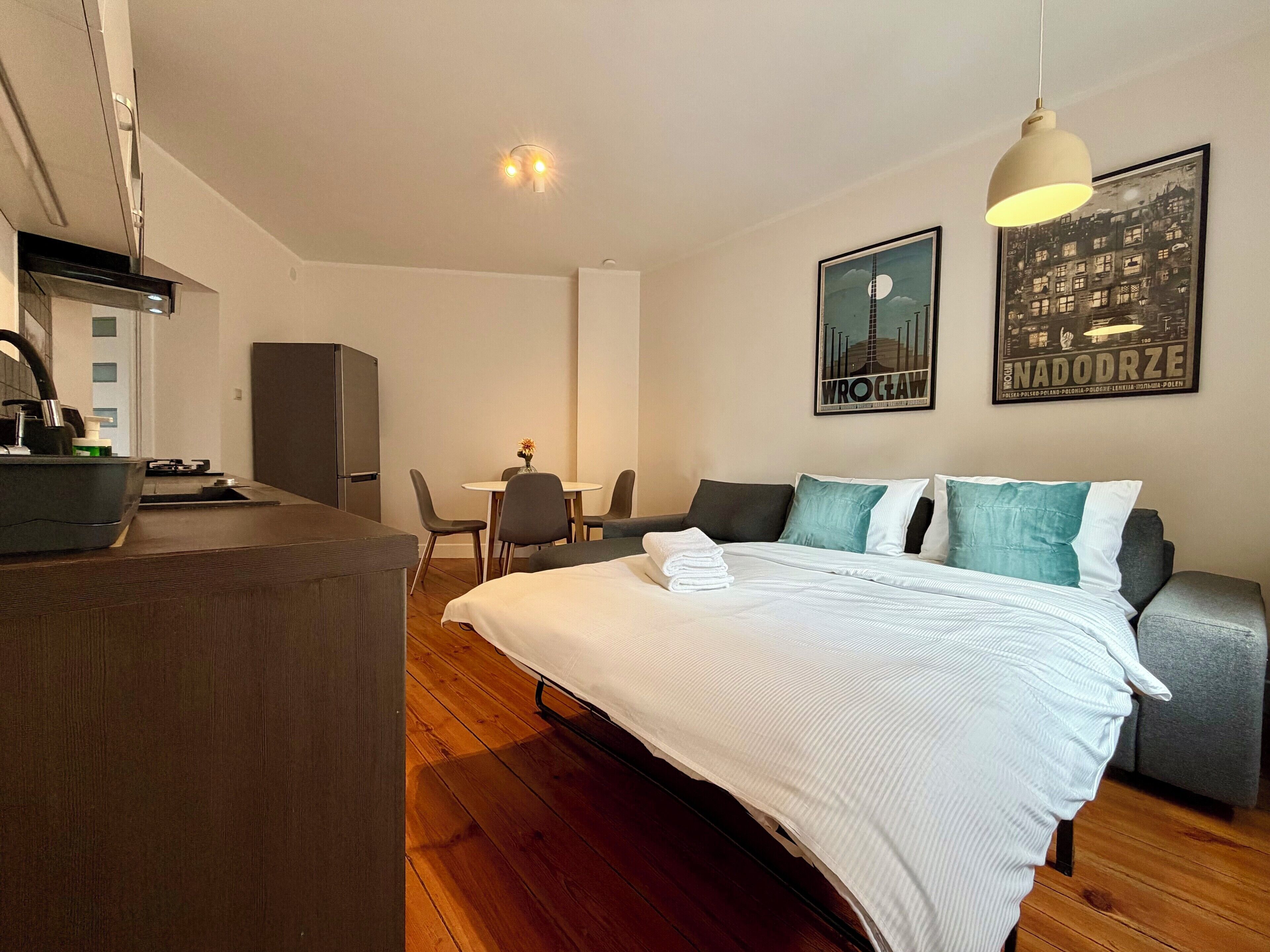 Une chambre d’hôtel moderne équipée d’un lit, d’un bureau, d’une chaise et d’une table à manger.
