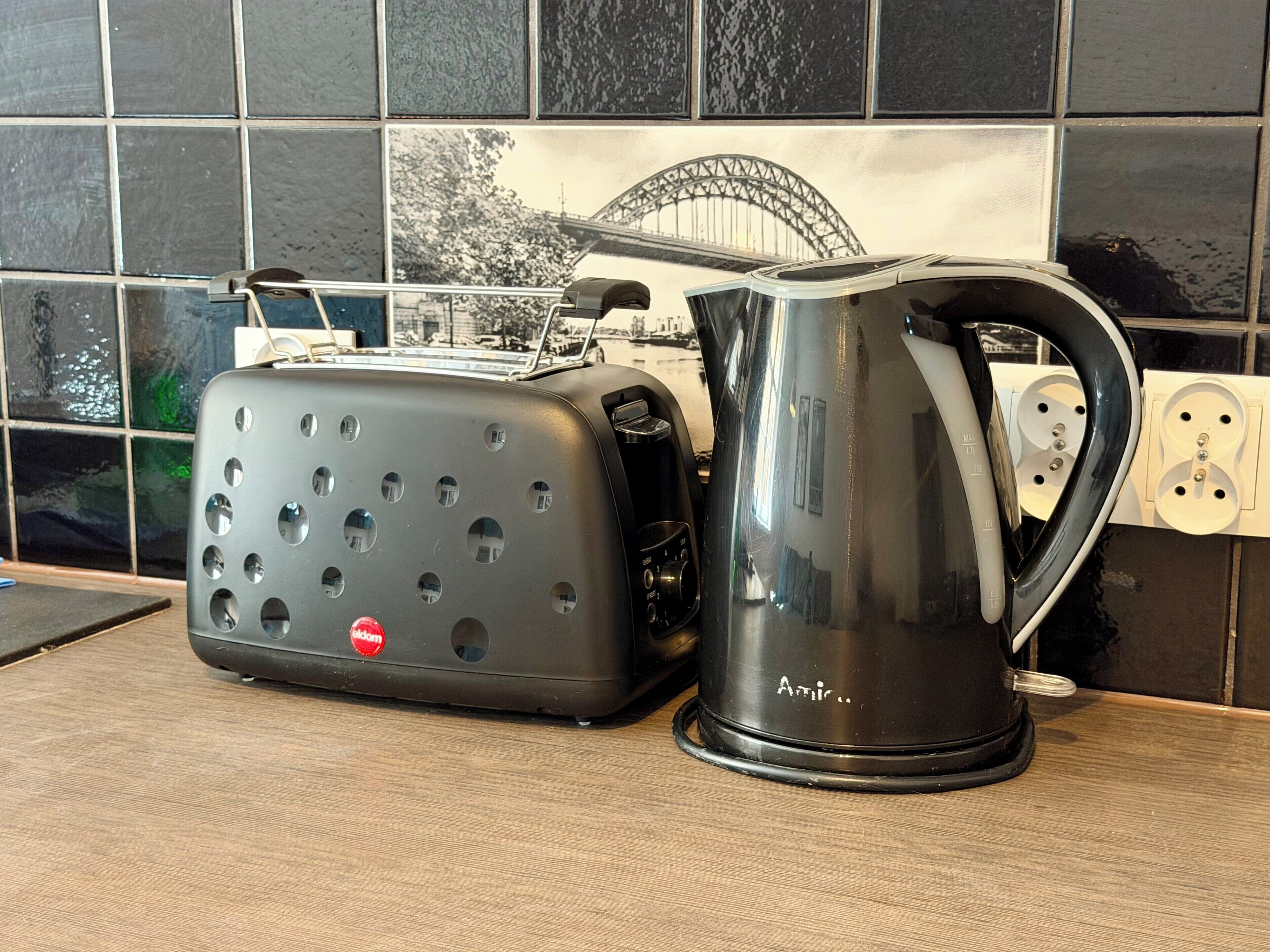 Eine Küchenarbeitsplatte mit einem Toaster und einem Wasserkocher.