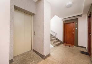Ein Flur mit einer Tür, einer Treppe und der Haustür Nummer 39.