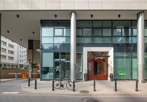 Un bâtiment moderne avec une façade en verre, un vélo garé devant et une enseigne indiquant un centre médical.