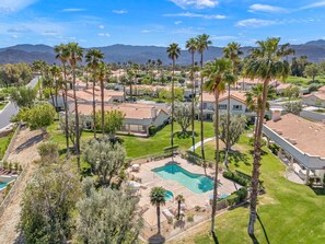 A residential area with houses, a swimming pool, and palm trees. - 3 Bedroom Desert Retreat Steps From the Pool (Palm Desert)