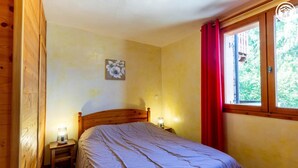 Fer et planche à repasser, lit de bébé portatif, accès au Wi-Fi (inclus)