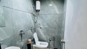 Deluxe Double Room | Bathroom | Combined shower/bathtub, free toiletries, towels, soap