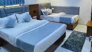 Deluxe Triple Room | Desk, laptop workspace, free WiFi, bed sheets