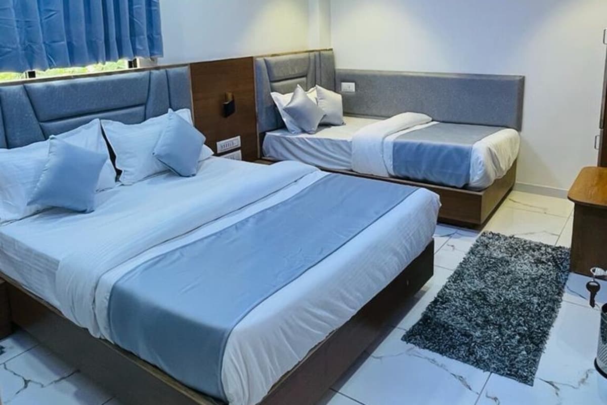 Deluxe Triple Room | Desk, laptop workspace, free WiFi, bed sheets
