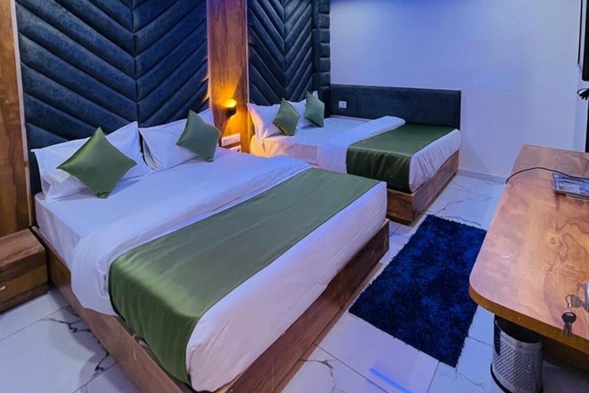 Deluxe Quadruple Room | Desk, laptop workspace, free WiFi, bed sheets
