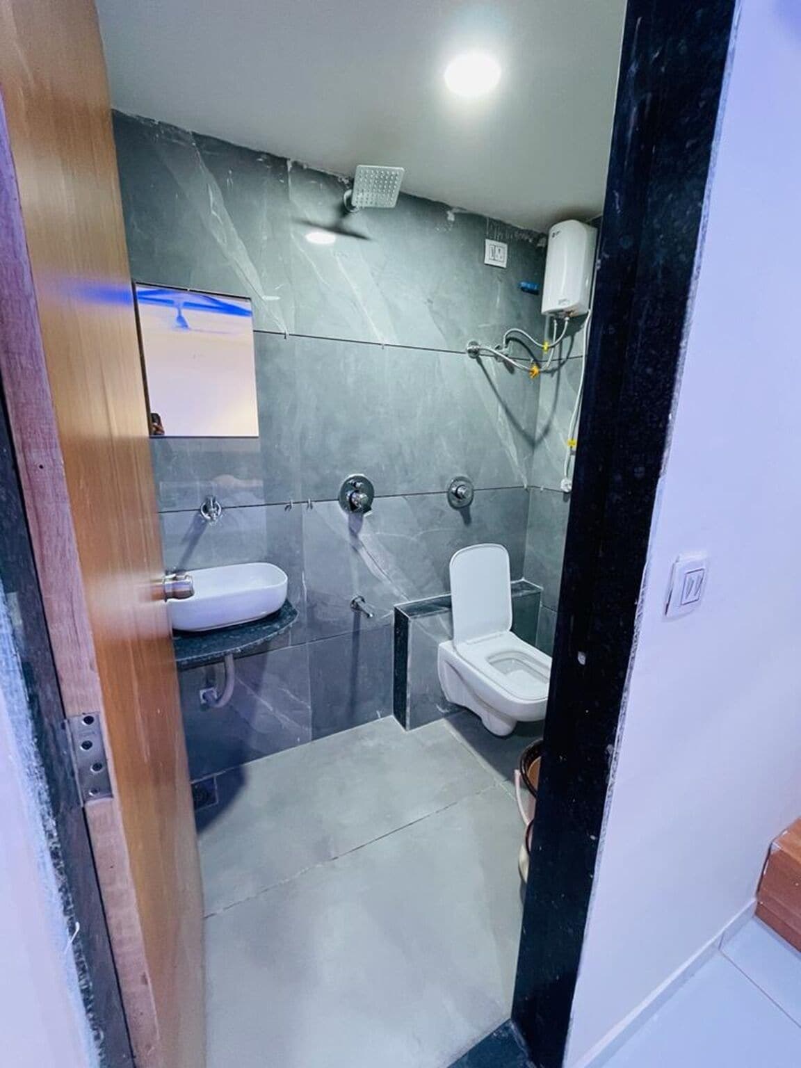 Combined shower/tub, free toiletries, towels, soap