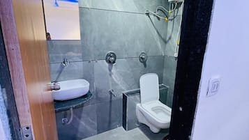 Combined shower/tub, free toiletries, towels, soap