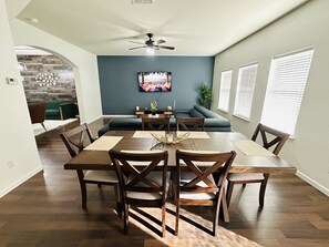 Dining - Sandy Retreat for family and groups Austin (Round Rock)