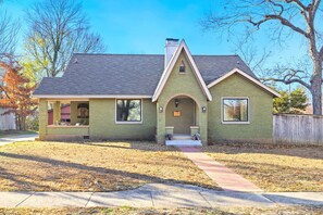 A single-story house with a gabled roof, a front porch, and a visible front yard. - Private pool, walk to downtown Springdale, dogs welcome, close to U of A. (Springdale)