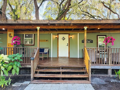 Cozy Cabin Style Home close to Santos Trail, FL Horse Park, Silver Springs & WEC