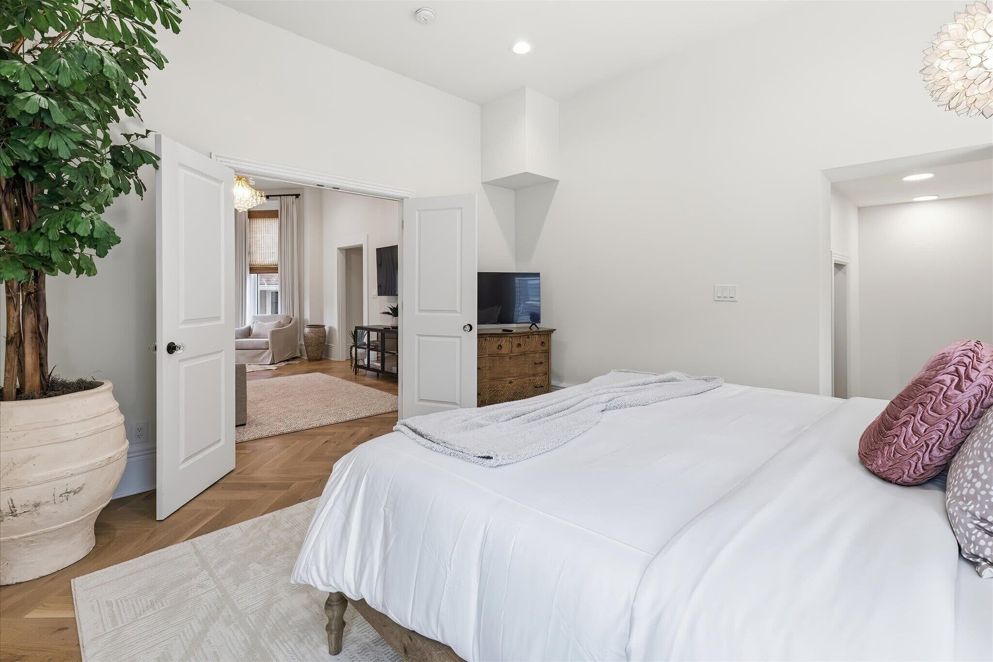 Desk, iron/ironing board, WiFi, bed sheets