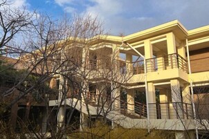 Un edificio de varios pisos con balcones y un patio central.