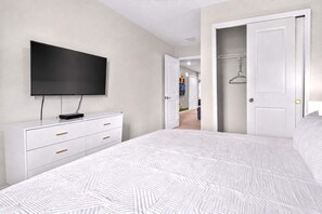 5 bedrooms, iron/ironing board, WiFi, bed sheets - 5BR Private Pool | Windsor Island Resort (Davenport)