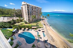 Ein Hotel mit Pool, Strand und Meerblick.