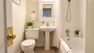 Ein Badezimmer mit Toilette, Waschbecken, Dusche und Badewanne.