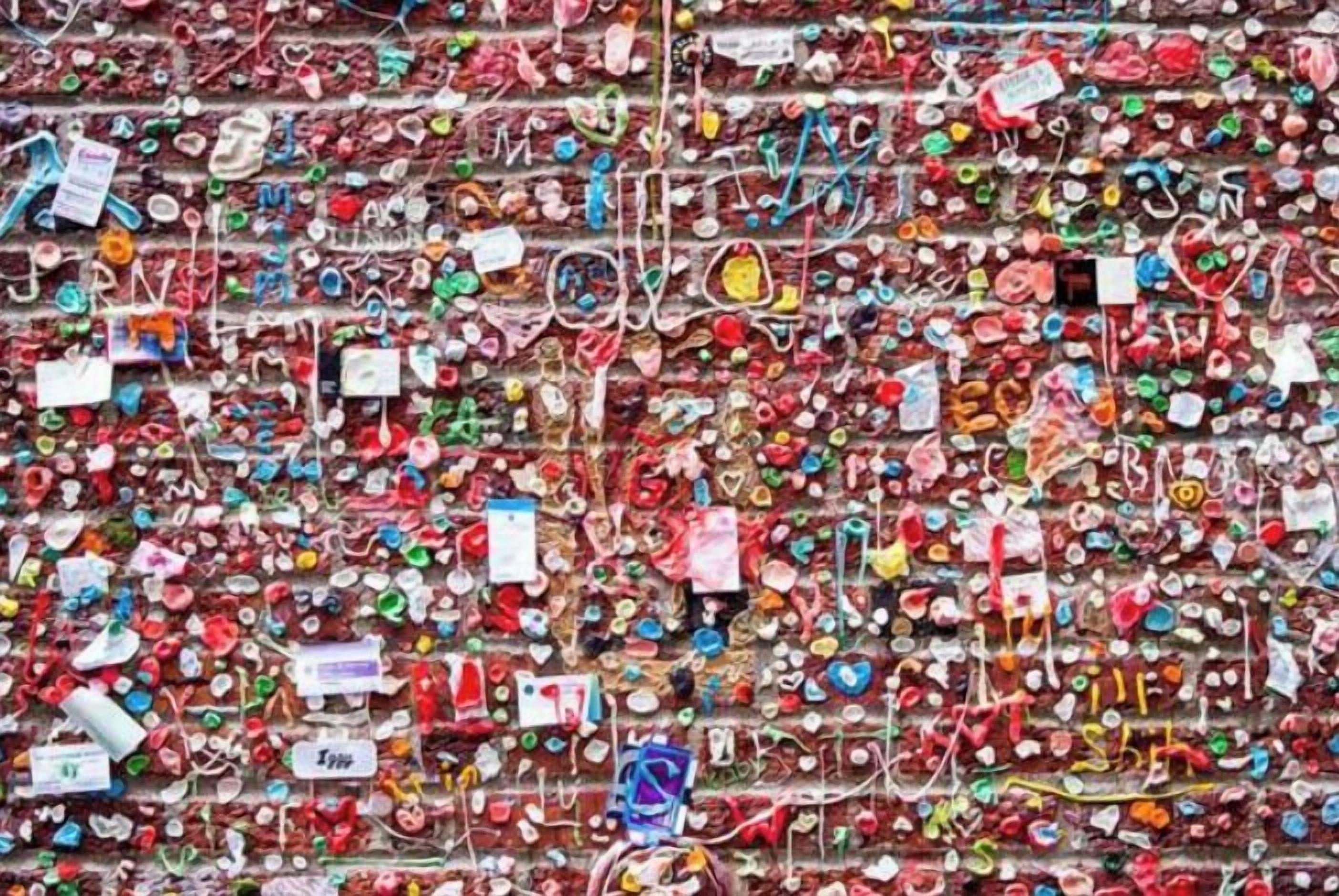 Een muur bedekt met een verzameling diverse objecten, zoals knopen, spelden en kleine voorwerpen.