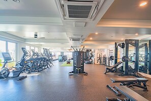 Una palestra con tapis roulant, macchinari per l'allenamento della forza e pesi liberi.