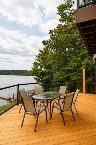 Lakefront 3-Bedroom Retreat on Huffman Lake