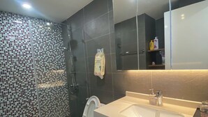 Ein modernes Badezimmer mit Dusche, Toilette und Waschbecken.