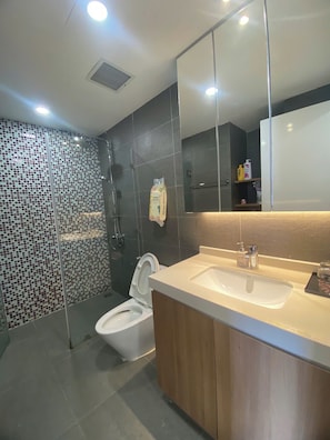 Máy sấy tóc, khăn tắm, dầu gội, giấy vệ sinh 