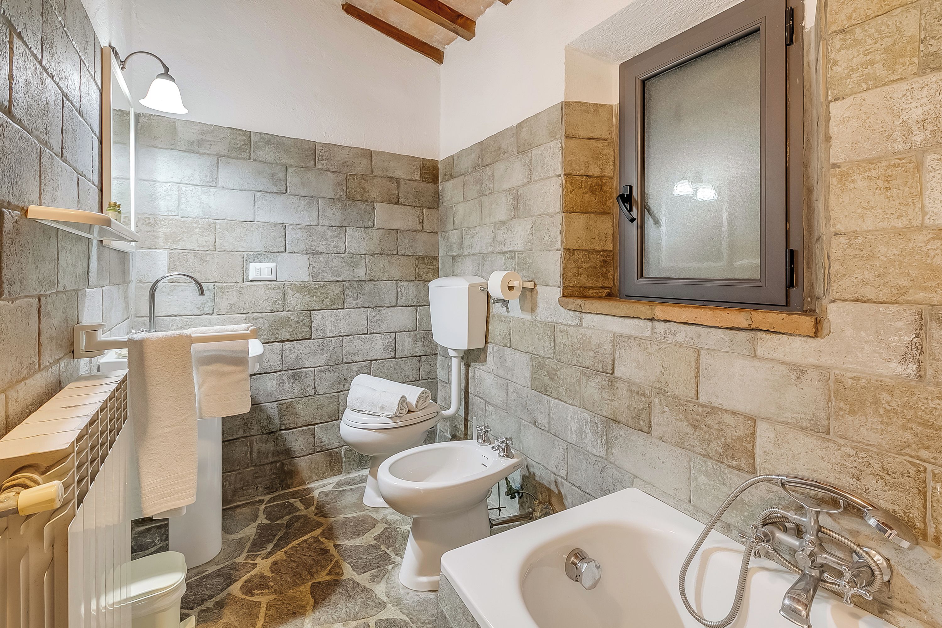 Ein Badezimmer mit Toilette, Bidet und Waschbecken.