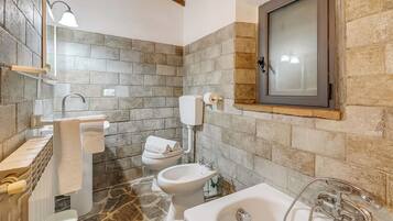 Ein Badezimmer mit Toilette, Bidet und Waschbecken.
